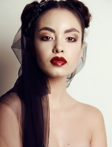 Beautiful glamour woman with dark hair and bright makeup, with black veil on head — Stock Photo, Image