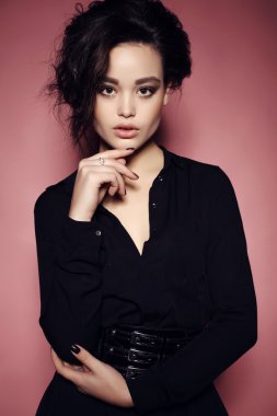 Siyah saçlı ve akşam makyaj, şık giysileriyle genç kadınla