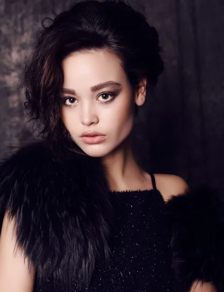 Young woman with dark hair and evening makeup, in elegant clothes — Stock Photo, Image