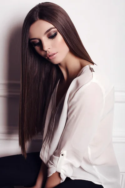 Hermosa mujer glamour con cabello oscuro y maquillaje de noche, lleva ropa elegante — Foto de Stock
