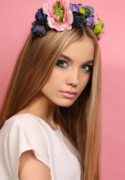 Fată tânără cu păr blond lung, cu bandă de păr elegantă de flori — Fotografie, imagine de stoc