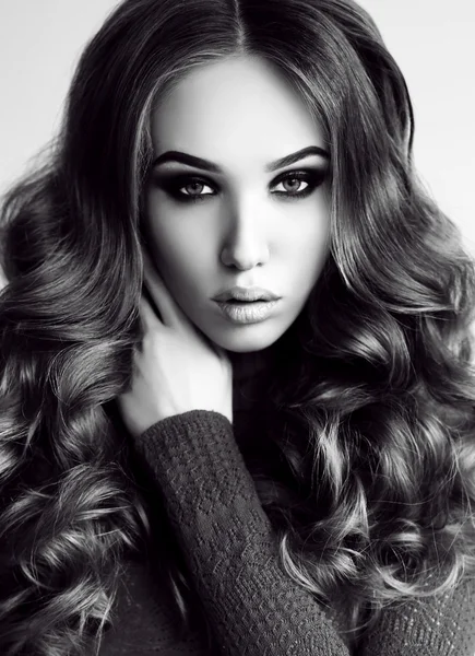 Siyah kıvırcık saçlı ve akşam makyaj güzel genç kadın — Stok fotoğraf