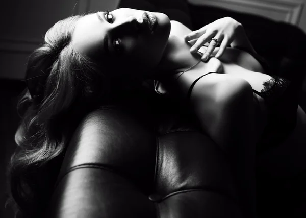 Bela jovem mulher com cabelo encaracolado escuro usa lingerie renda elegante — Fotografia de Stock