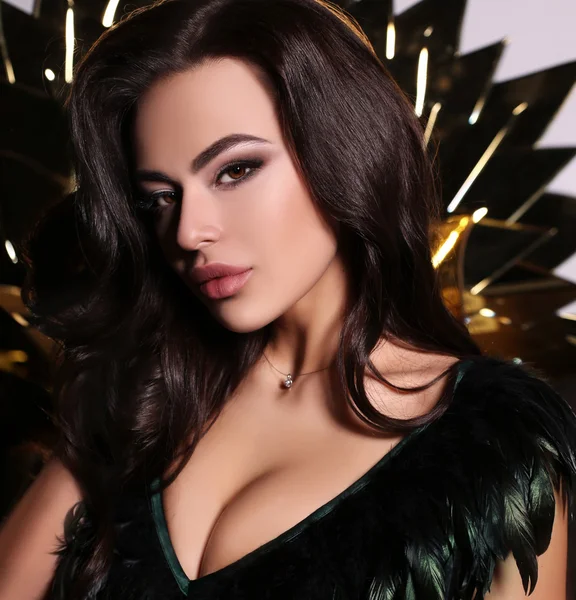 Hermosa mujer con cabello oscuro y maquillaje de noche, lleva elegante — Foto de Stock