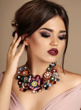 koyu saçlı ve parlak makyaj ile seksi kadın, kolye ile 