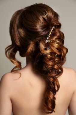 Siyah saçlı ve zarif saç modeli ile muhteşem bir kadın   