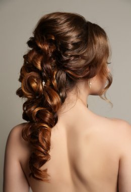 Siyah saçlı ve zarif saç modeli ile muhteşem bir kadın   