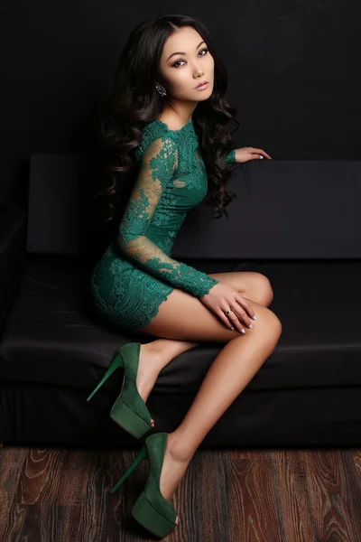 Sensuell asiatisk kvinna med långt mörkt hår i elegant spetsklänning — Stockfoto