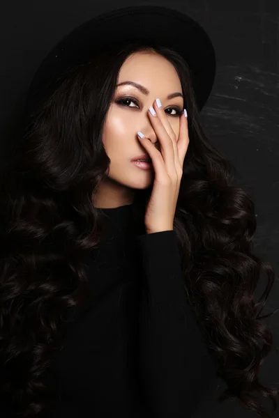 Sensuell asiatisk kvinna med långt mörkt hår i svart klänning — Stockfoto
