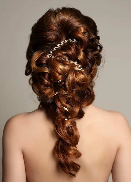 Gyönyörű nő Sötét haja és elegáns frizura — Stock Fotó
