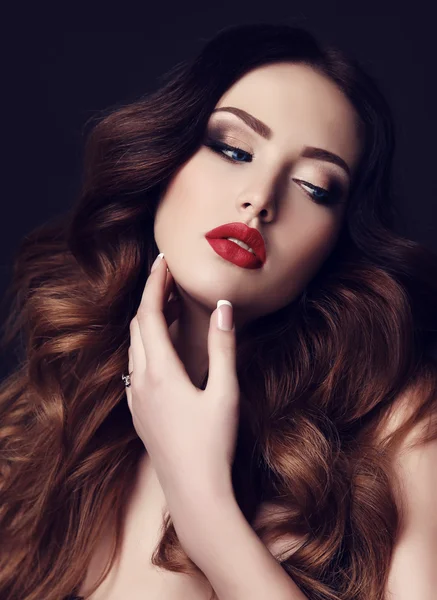 Wunderschöne sexy Frau mit dunklen Haaren und hellem Make-up — Stockfoto