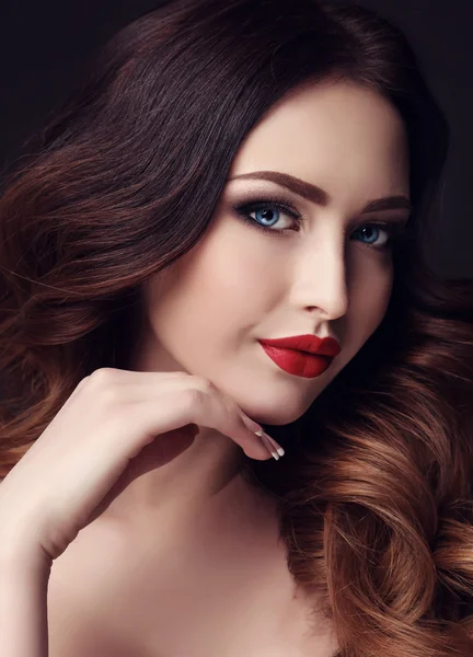 Wunderschöne sexy Frau mit dunklen Haaren und hellem Make-up — Stockfoto