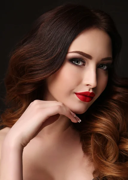Magnifique femme sexy avec les cheveux foncés et un maquillage lumineux — Photo