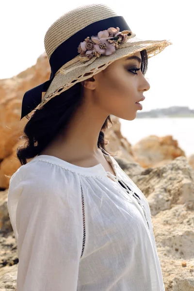 Schönes Mädchen mit dunklen Haaren trägt lässig elegante Kleidung und Hut — Stockfoto