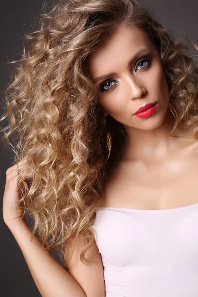 Sexy schönes Mädchen mit luxuriösen lockigen Haaren trägt Dessous — Stockfoto