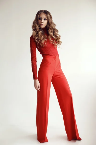 Schöne junge Frau mit dunklen Haaren im eleganten roten Kleid — Stockfoto