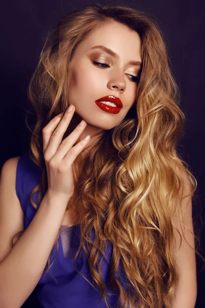 Hermosa mujer con cabello oscuro en ropa elegante —  Fotos de Stock