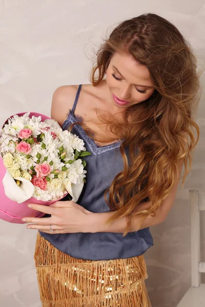 Splendida donna con i capelli scuri in posa con bouquet di fiori — Foto Stock