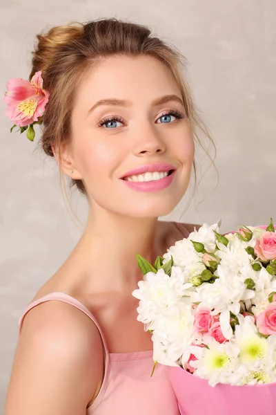 Gorgeous woman with dark hair posing with bouquet of flowers — Stock Photo, Image