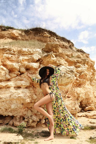 黒髪エレガントな水着でビーチでポーズのゴージャスな女性 — ストック写真