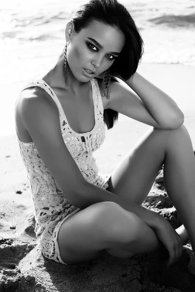 在海滩上摆姿势的黑头发华丽性感的女孩 — 图库照片