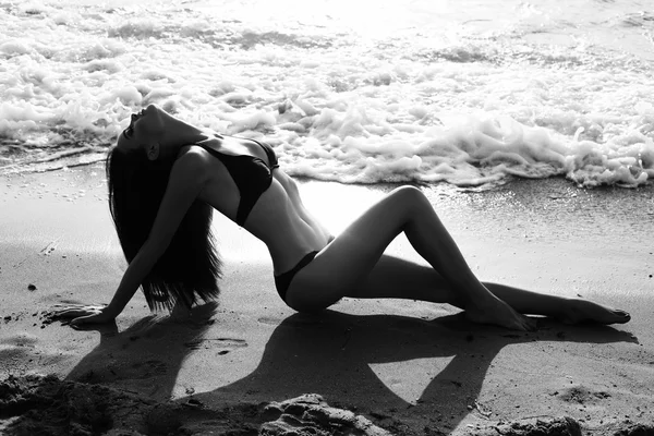 Великолепная сексуальная девушка с темными волосами, позирующая на пляже — стоковое фото