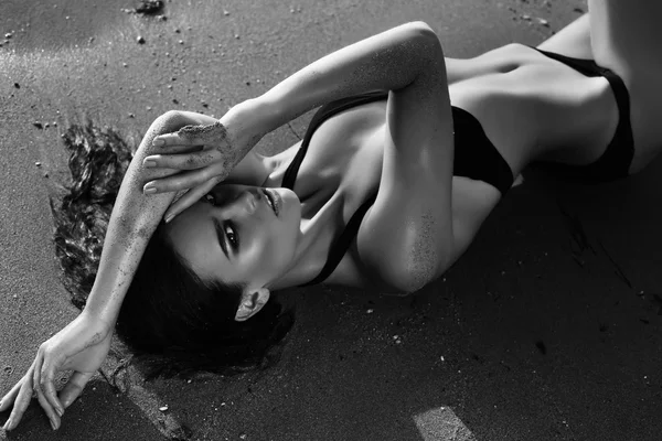 검은 머리 해변에서 포즈와 화려한 섹시 한 소녀 — 스톡 사진