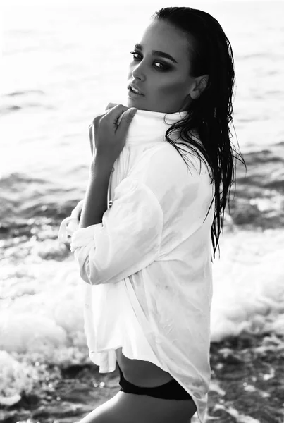 Underbara sexiga flicka med mörkt hår poserar på stranden — Stockfoto