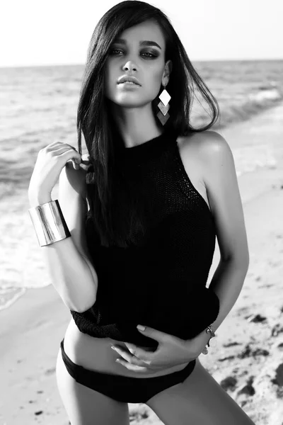Prachtige sexy meisje met donkere haren poseren op strand — Stockfoto