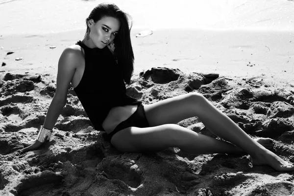 Gorgeous sexy girl with dark hair posing on beach — Stock Photo, Image