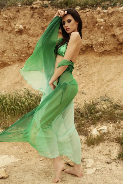 Hermosa mujer con cabello oscuro en traje de baño elegante posando en la playa —  Fotos de Stock