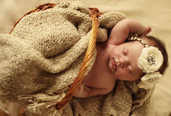 Bebê recém-nascido menina dormindo sob cobertor aconchegante na cesta — Fotografia de Stock