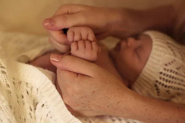 ママの手の中に寝ている生まれたばかりの赤ちゃん女の子 — ストック写真