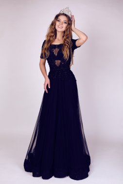 değerli tacı olan lüks elbise siyah saçlı güzel genç kadın  