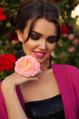 şık mayo koyu saçlı güzel şehvetli kadın 