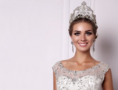 lüks gelinlik ve değerli taç koyu saçlı kadın  