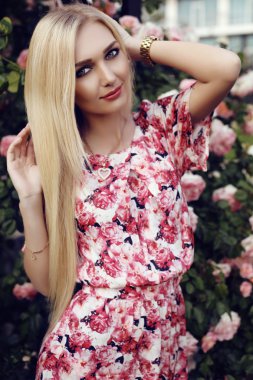 şık elbiseli sarışın saçlı güzel şehvetli kadın