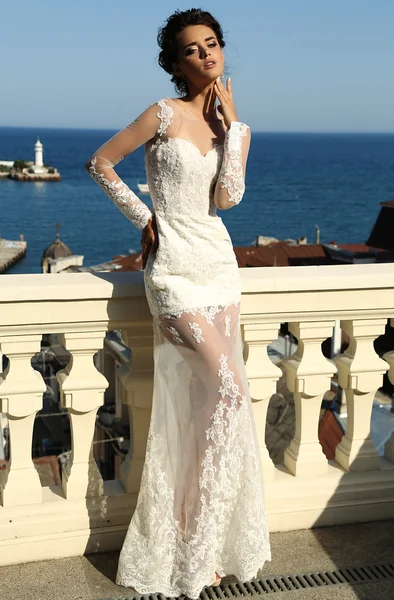 Nádherná nevěsta v luxusních svatebních šatech — Stock fotografie