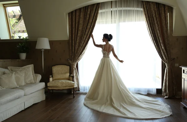 Gorgeous bride in luxurious wedding dress — Stock Photo, Image