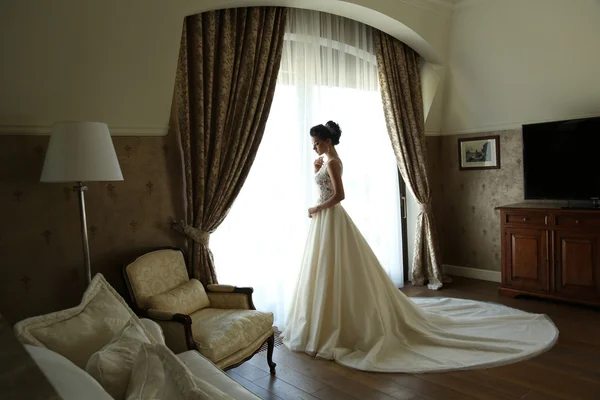 华丽的豪华婚纱的新娘 — 图库照片