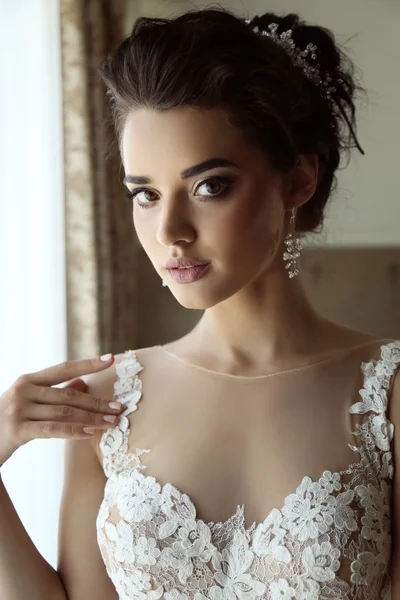 Novia hermosa en vestido de novia de lujo —  Fotos de Stock
