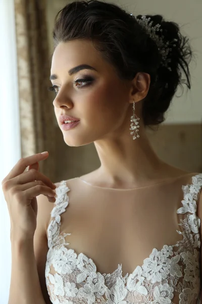 Splendida sposa in abito da sposa di lusso — Foto Stock