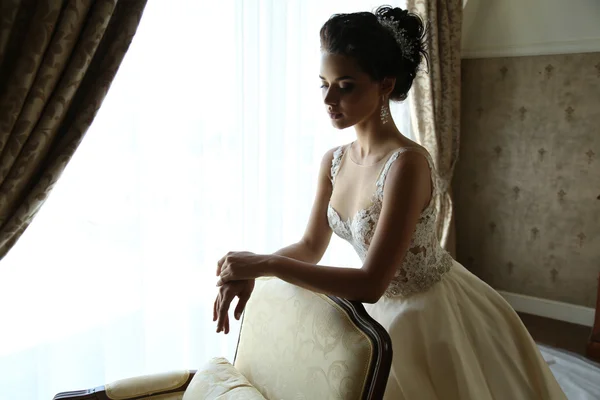 Розкішна наречена в розкішній весільній сукні — стокове фото