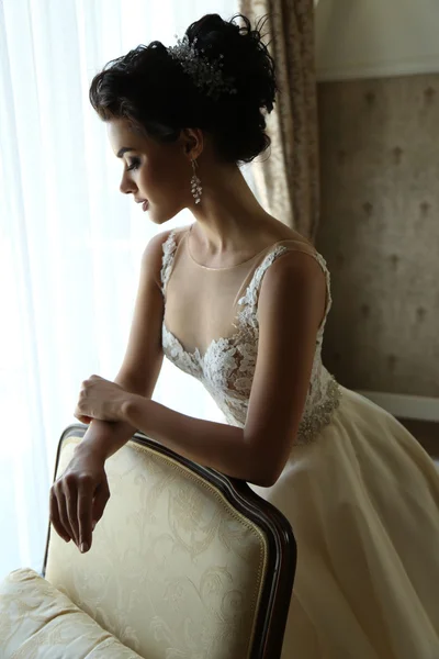 Wspaniały panny młodej w sukni ślubnej luksusowe — Zdjęcie stockowe