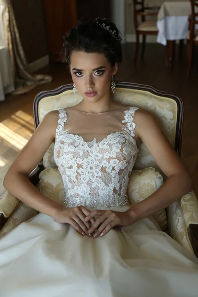 Vacker brud i lyxiga bröllopsklänning — Stockfoto
