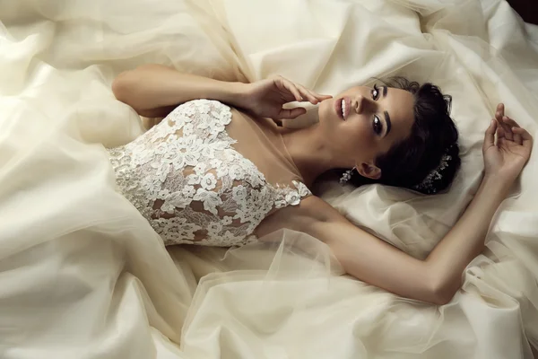 Splendida sposa in abito da sposa di lusso — Foto Stock