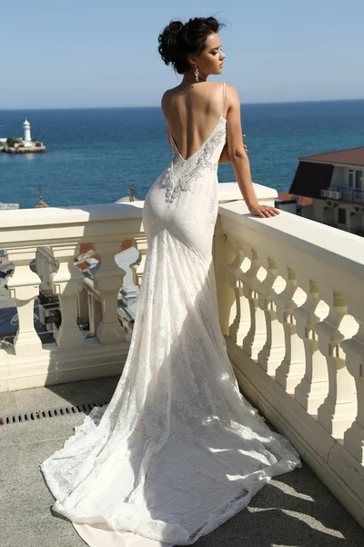 Magnifique mariée en robe de mariée luxueuse — Photo