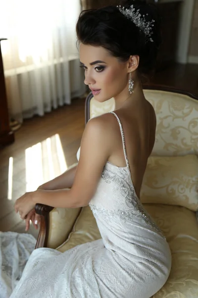 豪華なウェディング ドレスでゴージャスな花嫁 — ストック写真