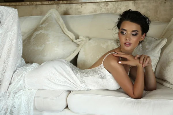 豪華なウェディング ドレスでゴージャスな花嫁 — ストック写真