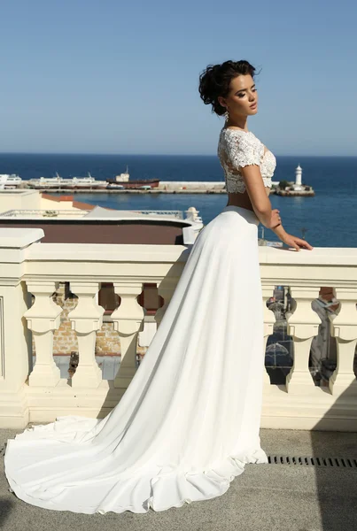 Noiva linda em vestido de casamento luxuoso — Fotografia de Stock